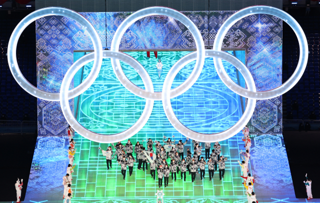 4일 오후 중국 베이징 국립경기장에서 열린 2022 베이징 동계올림픽 개회식에서 대한민국 선수단이 입장하고 있다. 이번 베이징 대회는 20일 폐막을 앞두고 있다. 연합뉴스