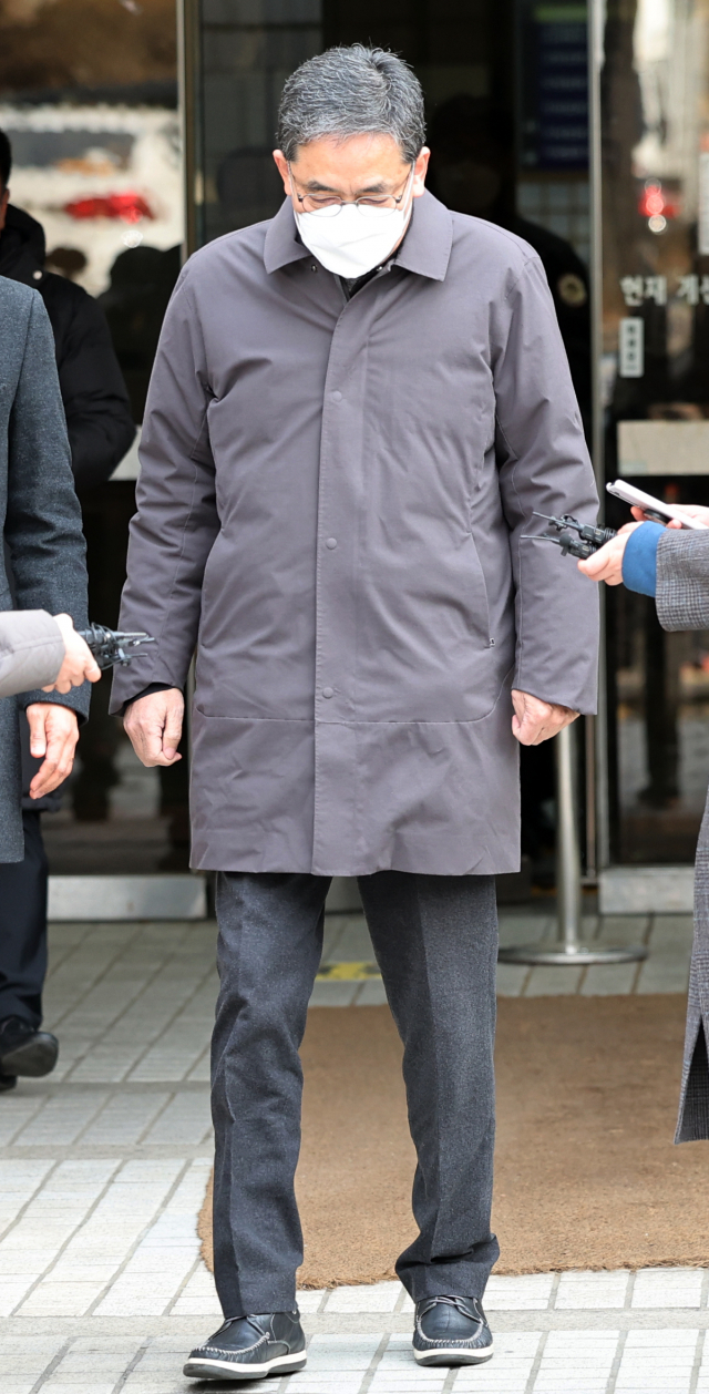 대장동 개발 사업자들의 편의를 봐주고 아들을 통해 수십억 원의 뇌물을 챙긴 혐의를 받는 곽상도 전 국회의원이 4일 오후 영장실질심사 후 서울중앙지법을 나서고 있다. 심사 결과는 이날 오후 늦게 또는 5일 새벽에 나올 것으로 예상된다. 연합뉴스
