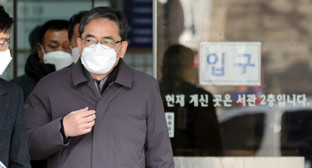대장동 개발 사업자들의 편의를 봐주고 아들을 통해 수십억 원의 뇌물을 챙긴 혐의를 받는 곽상도 전 국회의원이 4일 오후 영장실질심사 후 서울중앙지법을 나서고 있다. 심사 결과는 이날 오후 늦게 또는 5일 새벽에 나올 것으로 예상된다. 연합뉴스