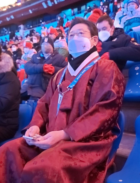 황희 문화체육관광부 장관이 4일 오후 중국 베이징 국립경기장에서 열린 2022 베이징 동계올림픽 개회식에 한복을 입고 참석해 있다. 연합뉴스
