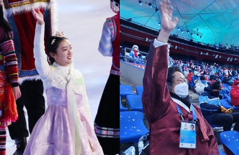 (왼쪽)4일 오후 중국 베이징 국립경기장에서 열린 2022 베이징 동계올림픽 개회식에서 한복을 입은 한 공연자가 손을 흔들고 있다. (오른쪽)황희 문화체육관광부 장관이 같은날 오후 중국 베이징 국립경기장에서 열린 2022 베이징 동계올림픽 개회식에 한복을 입고 참석해 있다. 연합뉴스