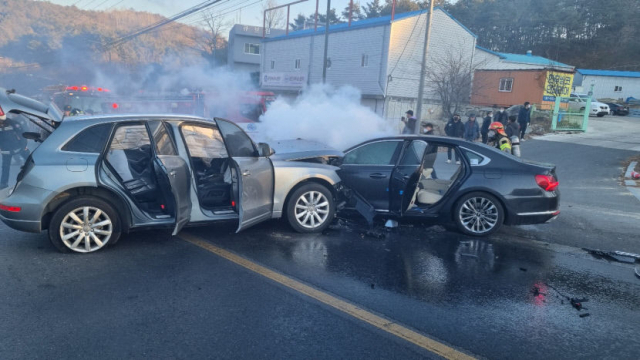 지난 4일 오후 4시 50분쯤 경북 안동시 안막동 한 도로에서 승용차와 마주 오던 SUV 차량이 충돌하는 사고가 발생해 출동한 소방대원들이 현장에서 구조 활동을 펼치고 있다. 안동소방서 제공