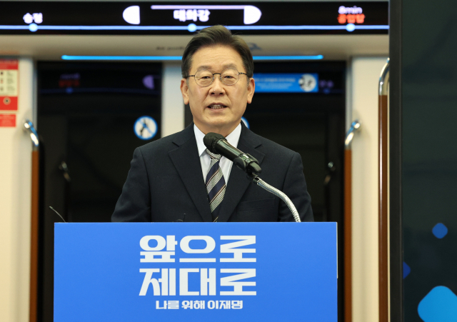 더불어민주당 이재명 대선후보가 5일 경남 창원시 현대로템 창원공장에서 경남공약을 발표하고 있다. 연합뉴스