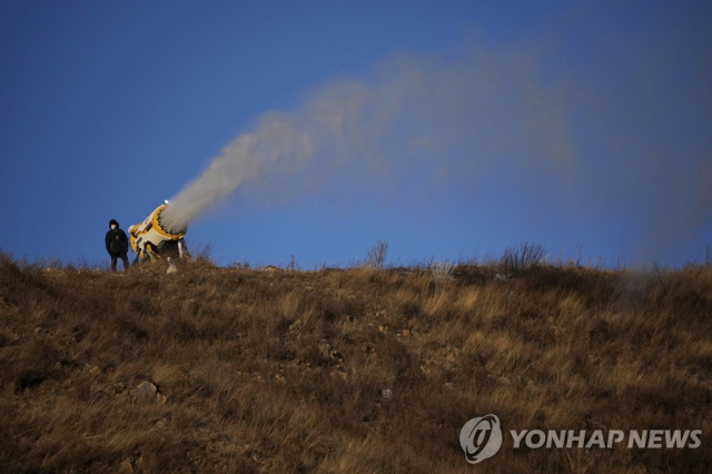 지난 2일 베이징 동계올림픽 개최지 장자커우에서 스노건이 인공눈을 뿌리고 있다. 연합뉴스