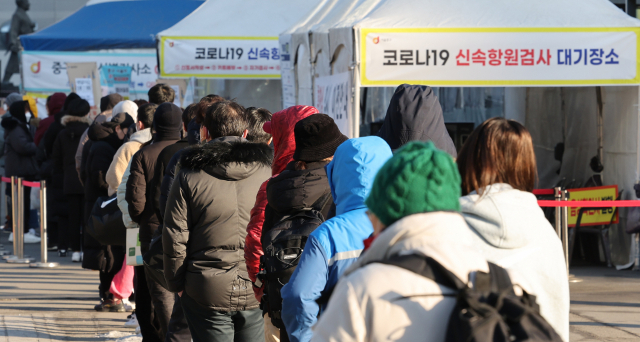 주말인 5일 아침. 서울역 선별진료소에서 시민들이 검사 시작을 기다리고 있다. 전날은 오후 9시까지 전국에서 2만6천273명의 코로나19 확진자가 나왔다. 연합뉴스