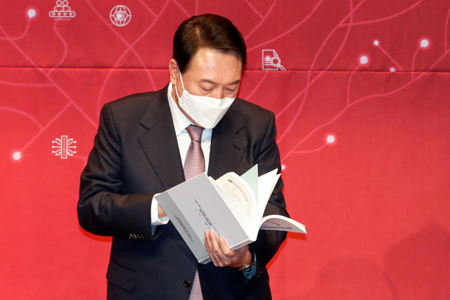 국민의힘 윤석열 대선 후보가 28일 서울 마포구 상암동 누리꿈스퀘에서 열린 혁신벤처단체협의회 주최 