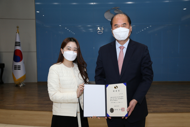 강영석 상주시장이 지난 4일 공모를 통해 선발한 청년정책협의체 2기 위원에 대해 직접 위촉장을 전달하고 있다. 상주시 제공