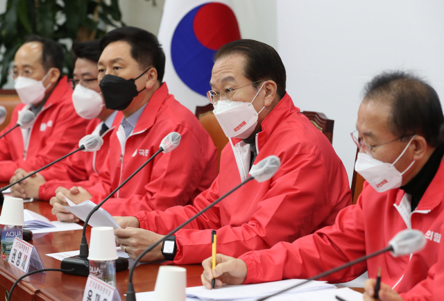 국민의힘 권영세 선거대책본부장이 3일 오전 서울 여의도 국회에서 열린 선거대책본부-원내지도부 연석회의에서 발언하고 있다. 연합뉴스