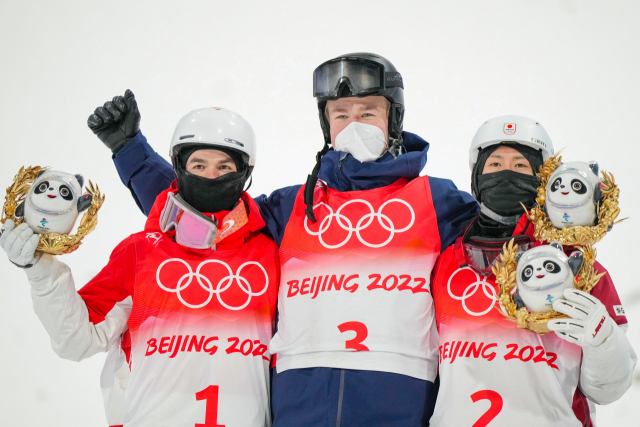 5일 열린 2022 베이징 동계올림픽 남자 모굴에서 발터 월베리(중앙)이 남자 모굴의 킹으로 불리는 미카엘 킹스버리(왼쪽)를 제치고 금메달을 목에 걸었다. 연합뉴스