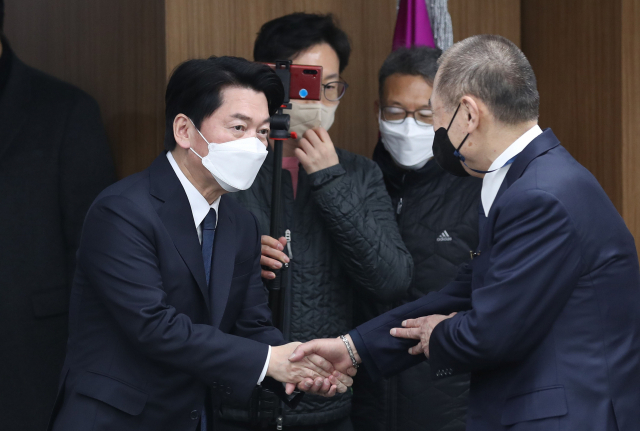 국민의당 안철수 대선 후보가 6일 오후 서울 중구한국외식업중앙회에서 열린 코로나피해 자영업 총연대 간담회장에 들어서며 코로나피해자영업총연합 오호석 공동대표와 인사하고 있다. 연합뉴스