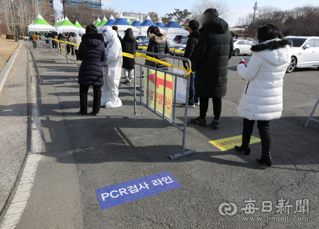 5일 오전 대구 옛 두류정수장 임시선별검사소에서 시민들이 신속항원검사를 받기 위해 줄을 서 있다. 중앙 분리선 왼쪽은 60살 이상, 신속항원검사 양성자 등 코로나19 고위험군을 대상으로 한 유전자증폭(PCR) 검사 대기 공간으로, 한산한 모습이다. 대구시에 따르면 5일 오후 6시 기준 대구스타디움 등 임시선별검사소 3곳의 검사 건수는 2천637건이며, 4일 검사자 중 388명이 양성으로 판정됐다. 우태욱 기자 woo@imaeil.com