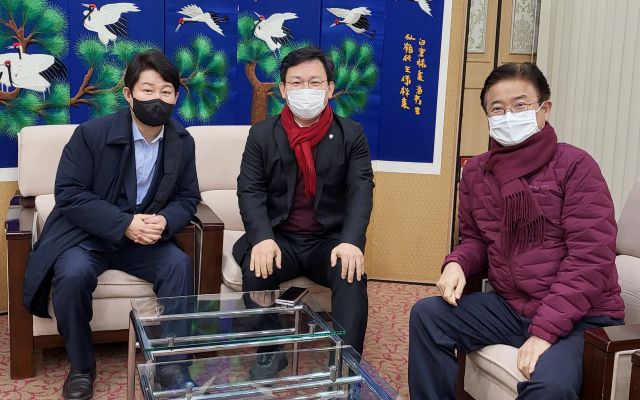 권영진 대구시장과 이철우 경북도지사가 6일 광주 김대중컨벤션센터에서 김형동(가운데) 국회의원을 만나 군위군 대구 편입 법률안의 통과에 함께 노력해달라고 요청했다. 경북도 제공
