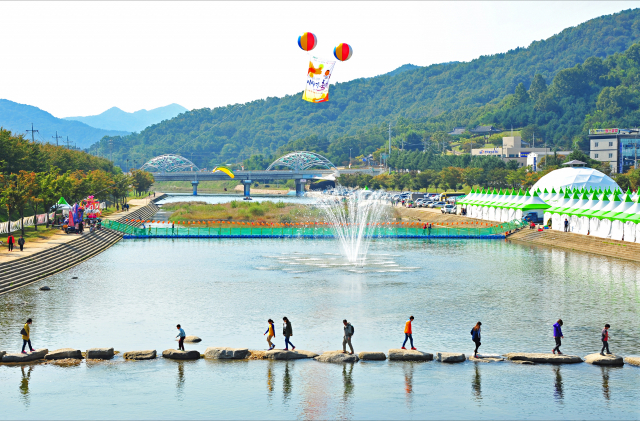 경북 상주시의 대표적 산책 및 자전거길이자 축제명소로 자리잡은 시내 북천변 일대. 환경부의 녹색 생태계 회복을 위한 