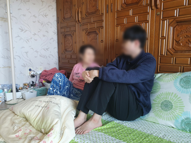 할머니 라애선(가명·81) 씨와 손자 준형(가명·17) 군. 배주현 기자