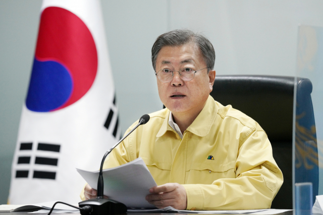 문재인 대통령이 7일 오전 청와대 국가위기관리센터에서 코로나19 중앙재난안전대책본부 회의를 주재하고 있다. 연합뉴스