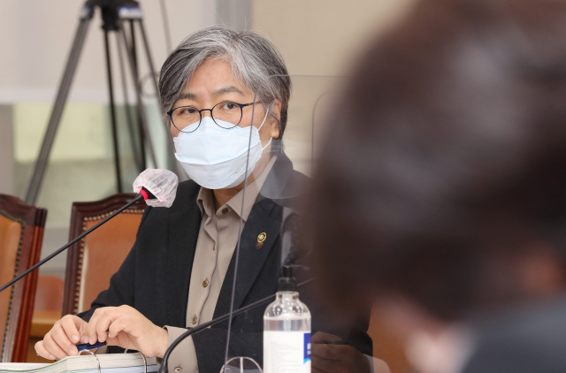 정은경 질병관리청장이 7일 서울 여의도 국회에서 열린 보건복지위원회 전체회의에서 의원 질의에 답변하고 있다. 연합뉴스