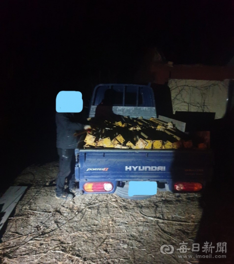 피해자 A씨가 사건 현장에서 붙잡은 절도 용의자의 화물차량에 실린 건설자재를 확인하고 있다. A씨 제공