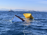 7일 오전 포항시 북구 흥해읍 영일만항 북방파제 인근에서 발생한 도선선-어선 충돌사고로 침몰하는 어선에 해경이 리프트백을 설치했다. 포항해양경찰서 제공.