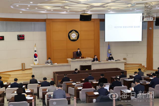포항시의회가 7일 제 291회 임시회 본회의에 앞서 개회식을 진행하고 있다. 포항시의회 제공