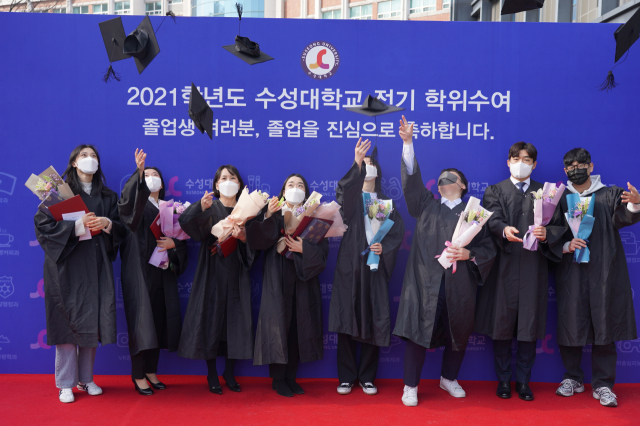 수성대는 지난 4일 젬마관 강당에서 총장과 졸업생 대표 등 일부만 참석한 가운데 미니 졸업식을 열었다. 수성대 제공