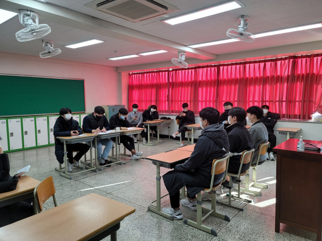 경북기계공업고등학교 학생들이 삼성 SDI 모의면접에 참여하고 있다. 경북기공에서 2021년도 삼성SDI㈜ 고졸 채용에서 무려 10명의 합격자 나왔다. 대구시교육청 제공