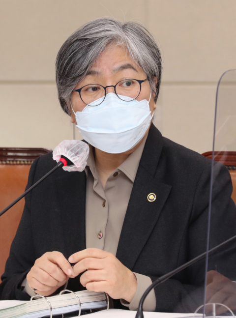 정은경 질병관리청장이 7일 서울 여의도 국회에서 열린 보건복지위원회 전체회의에서 의원 질의에 답변하고 있다. 연합뉴스
