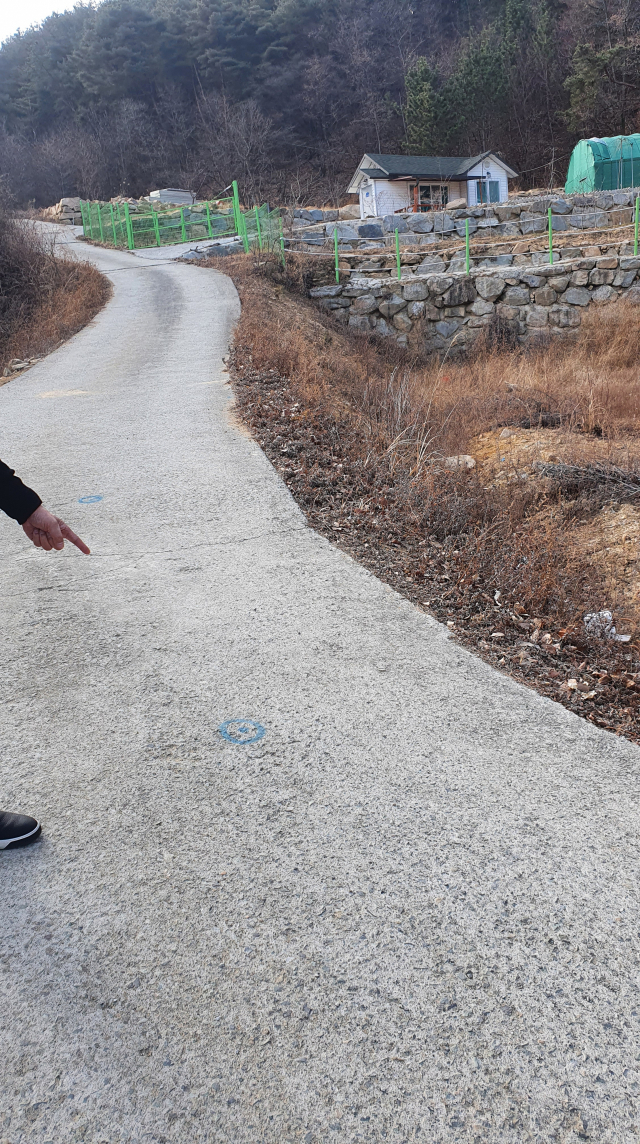 청도 각북면 한 농지 소유자가 각북면사무소가 읍면재량사업으로 농로포장공사를 하면서 자신 소유의 농지를 침범했다며 경계복원측량 지점을 가리키고 있다. 노진규 기자