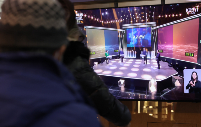 3일 오후 서울역 대합실에서 시민들이 대선후보 TV 토론을 시청하고 있다. 연합뉴스