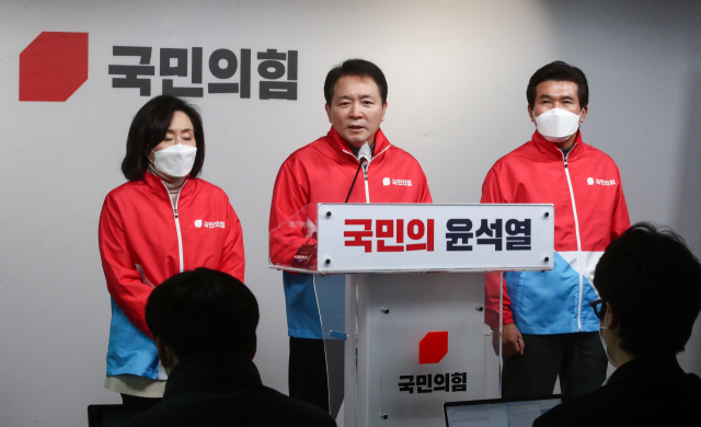 국민의힘 TV토론 협상단 성일종 단장이 27일 서울 여의도 국민의힘 중앙당사에서 대선 후보 TV토론 협상 관련 기자회견을 하고 있다. 왼쪽부터 전주혜 의원, 성일종 단장, 황상무 특보. 연합뉴스