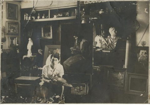 1945년 이인성이 대구 중구 삼덕동 화실에서 찍은 사진. 이인성기념사업회 제공