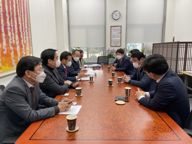 7일 국회 본관 국민의힘 수석부대표실에서 열린 군위군 대구 편입 관련한 대구경북 국회의원 회동에서 권영진 대구시장이 조속한 합의를 요청하고 있다. 김병훈 기자