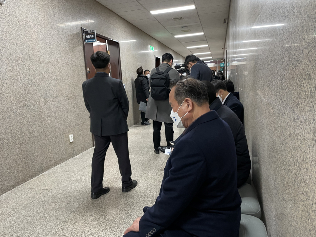 7일 대구경북 일부 국회의원과 권영진 대구시장 등이 군위의 대구 편입 법안 부의를 놓고 긴급회동을 가진 국회 국민의힘 원내수석부대표실 앞에서 김영만 군위군수가 회의가 끝나기를 기다리고 있다. 김병훈 기자