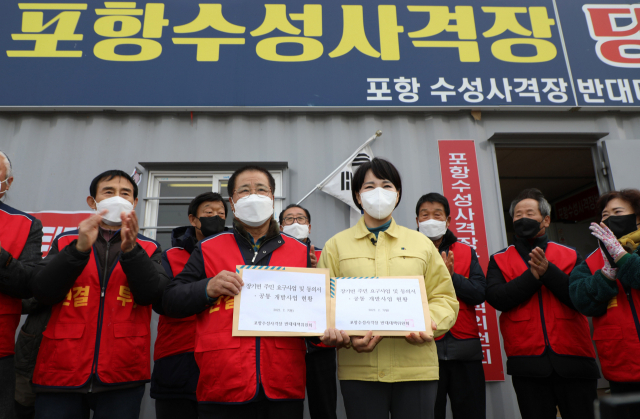 전현희 국민권익위원장이 7일 포항 장기면 수성사격장 반대대책위 사무실을 찾아 주민들로부터 
