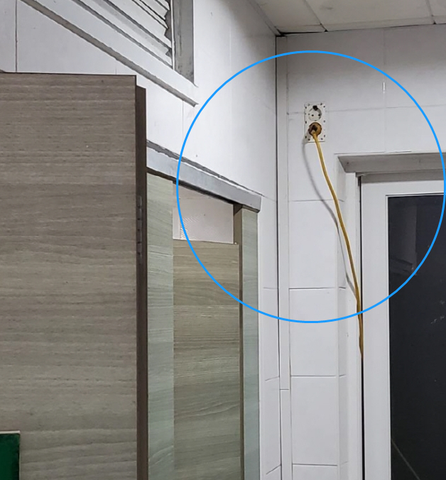 무단으로 공중화장실 콘센트를 사용하고 있는 캠핑카. 사진=보배드림