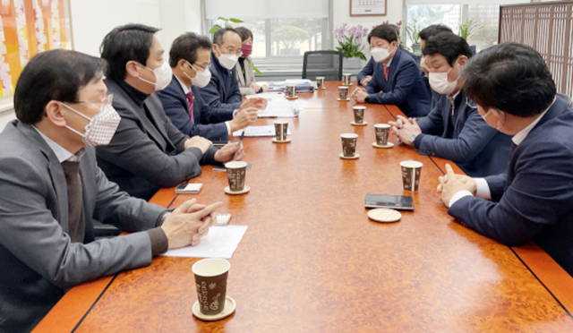 대구경북 일부 국회의원과 권영진 대구시장 등은 7일 국회 국민의힘 원내수석부대표실에서 군위의 대구 편입 법안 부의를 놓고 긴급회동을 가졌다. 김병훈 기자