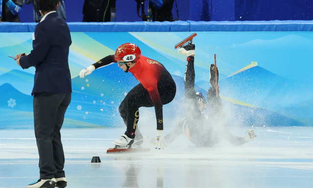 한국 쇼트트랙 대표팀 박장혁이 2022 베이징 동계올림픽 개막 사흘째인 7일 오후 중국 베이징 캐피탈 실내 경기장에서 열린 쇼트트랙 남자 1000m 준준결승 1조 경기에서 넘어지고 있다. 연합뉴스