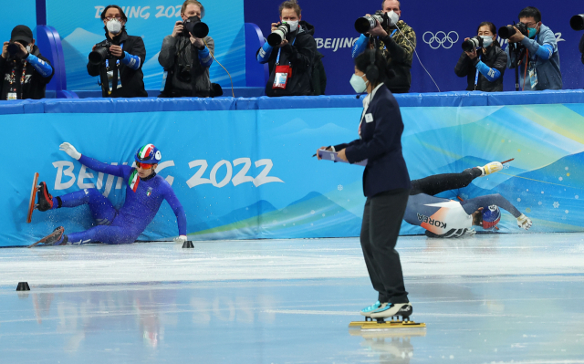 한국 쇼트트랙 대표팀 박장혁이 2022 베이징 동계올림픽 개막 사흘째인 7일 오후 중국 베이징 캐피탈 실내 경기장에서 열린 쇼트트랙 남자 1000m 준준결승 1조 경기에서 넘어지고 있다. 연합뉴스