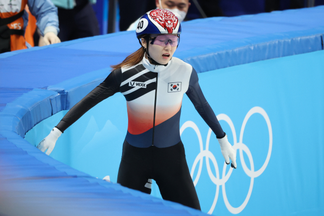 2022 베이징 동계올림픽 개막 사흘째인 7일 오후 중국 베이징 캐피탈 실내 경기장에서 열린 쇼트트랙 여자 500m 준준결승 3조 경기에서 최민정이 미끄러진 뒤 아쉬워하고 있다. 연합뉴스