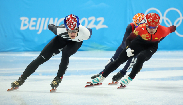 한국 쇼트트랙 대표팀 황대헌이 2022 베이징 동계올림픽 개막 사흘째인 7일 오후 중국 베이징 캐피탈 실내 경기장에서 열린 쇼트트랙 남자 1000m 준준결승 4조 경기에서 역주하고 있다. 연합뉴스