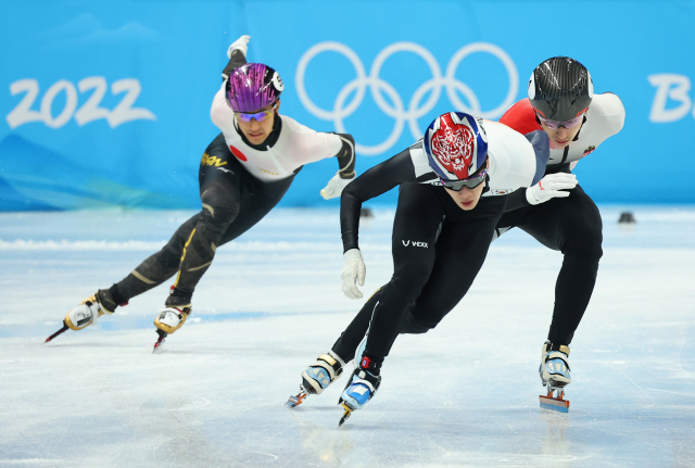 한국 쇼트트랙 대표팀 이준서가 2022 베이징 동계올림픽 개막 사흘째인 7일 오후 중국 베이징 캐피탈 실내 경기장에서 열린 쇼트트랙 남자 1000m 준준결승 2조 경기에서 역주하고 있다. 연합뉴스