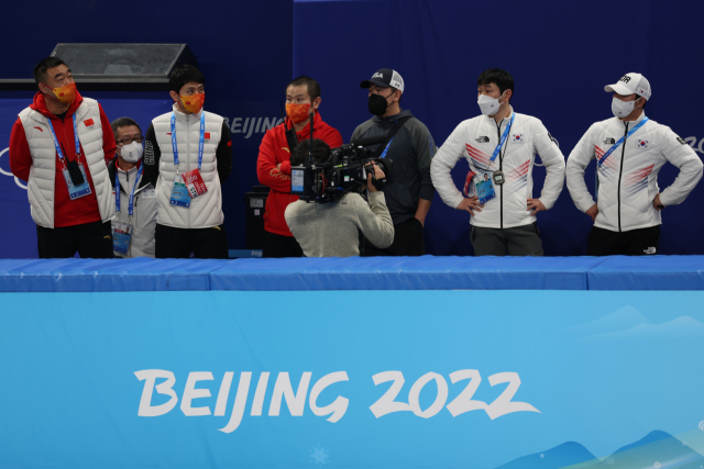 2022 베이징 동계올림픽 개막 사흘째인 7일 오후 중국 베이징 캐피탈 실내 경기장에서 열린 쇼트트랙 남자 1,000m 준결승 경기에서 황대헌에 대한 실격 판정이 내려지자 코치진이 황당해하고 있다. 연합뉴스
