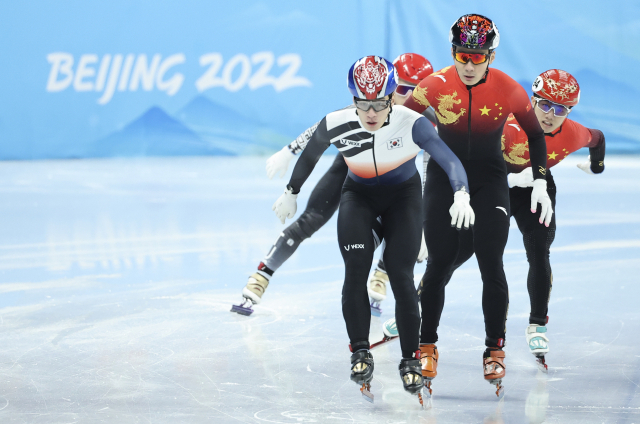 한국 쇼트트랙 대표팀 황대헌이 2022 베이징 동계올림픽 개막 사흘째인 7일 오후 중국 베이징 캐피탈 실내 경기장에서 열린 쇼트트랙 남자 1000m 준결승 1조 경기에서 1위로 들어오고 있다. 황대헌은 경기 후 실격처리 됐다. 연합뉴스