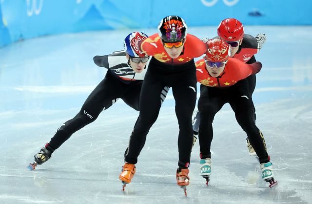 한국 쇼트트랙 대표팀 황대헌이 2022 베이징 동계올림픽 개막 사흘째인 7일 오후 중국 베이징 캐피탈 실내 경기장에서 열린 쇼트트랙 남자 1000m 준결승 1조 경기에서 역주하고 있다. 연합뉴스
