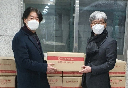 이강태 한국오아시스 대표(매일 탑 리더스 아카데미 3기 고문)가 최근 모교 안동고에 KF94 마스크 7천매를 기증했다. 한국오아시스 제공