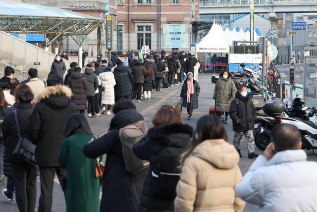 8일 오전 서울역광장에 마련된 코로나19 임시 선별검사소에 시민들이 검사를 받기 위해 줄을 서서 기다리고 있다. 연합뉴스