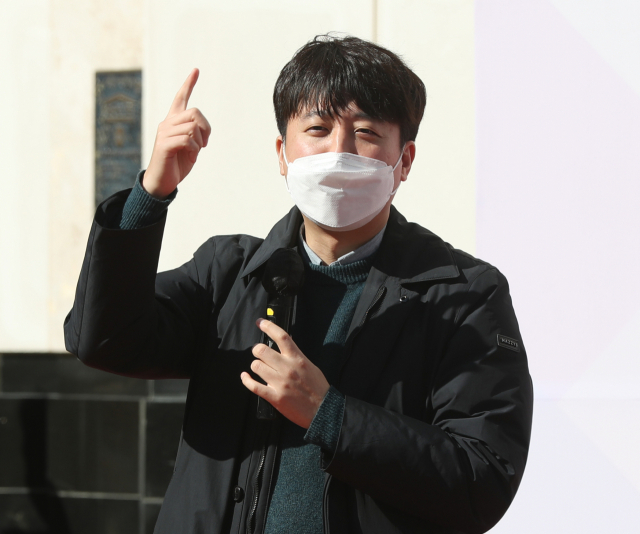 국민의힘 이준석 대표가 지난 5일 오후 울산시 남구 롯데백화점 앞에서 열린 청년 토크콘서트에서 발언하고 있다. 연합뉴스