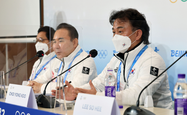 8일 중국 베이징 메인미디어센터(MMC)에서 열린 대한민국 선수단 베이징 동계올림픽 긴급 기자회견에서 최용구 쇼트트랙 대표팀 지원단장이 쇼트트랙 판정 문제와 관련해 발언하고 있다. 왼쪽부터 유인탁 선수부단장, 윤홍근 선수단장, 최 지원단장. 선수단은 전날 열린 쇼트트랙 남자 1000m에서 실격처리 당한 황대헌, 이준서의 사례가 편파 판정이라고 주장하며 국제스포츠중재재판소에 제소할 예정이라고 밝혔다. 연합뉴스