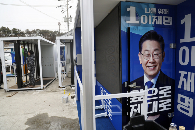 제20대 대통령선거를 한달여 앞둔 7일 오후 경기 김포 차량광고업체 에바다에 더불어민주당 선거 유세에 사용될 무대 연단이 놓여 있다. 연합뉴스