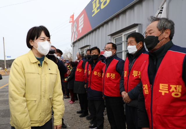 전현희 국민권익위원장이 7일 포항 장기면 수성사격장 반대대책위 사무실을 방문해 인사를 나누고 있다. [국민권익위원회 제공. 재판매 및 DB 금지] 연합뉴스