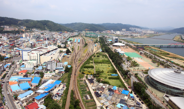 중앙선과 안동역이 떠나고 남은 부지 개발이 올해 본격화된다. 사진은 옛 안동역사 부지 모습. 매일신문 D/B